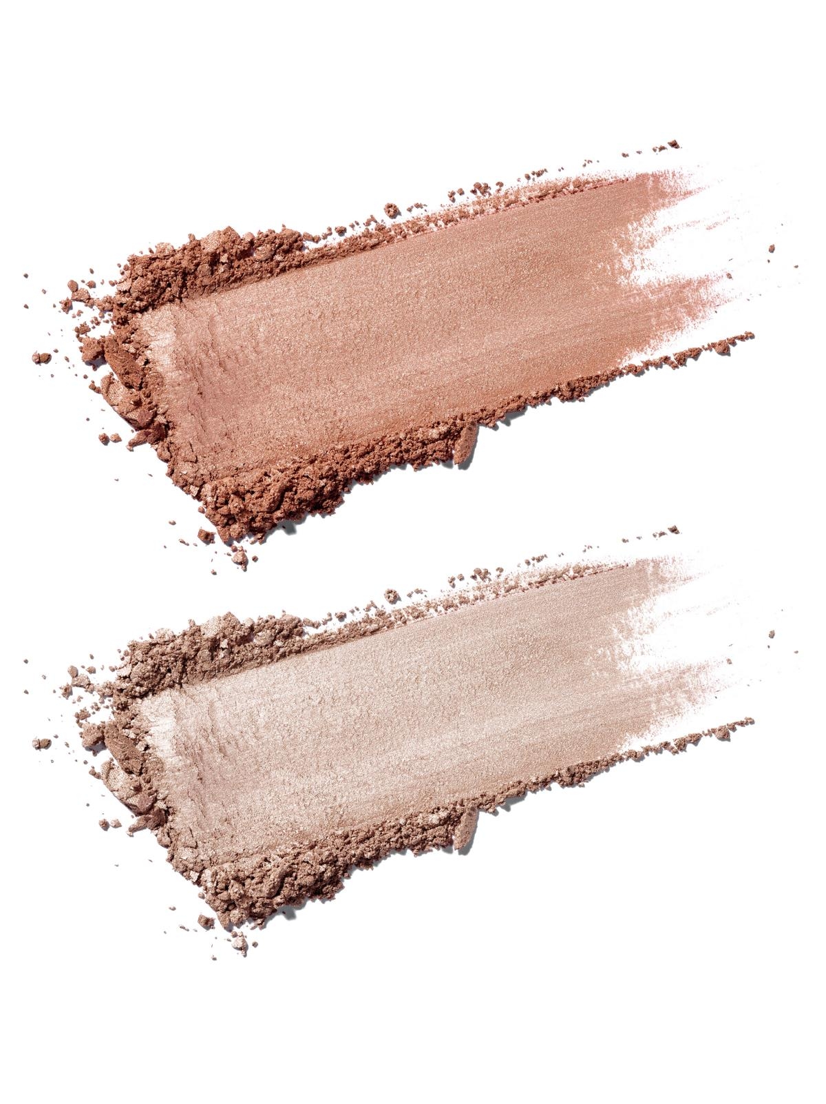 Zwei Streifen von losem Puder in verschiedenen Hauttönen auf weißem Hintergrund.